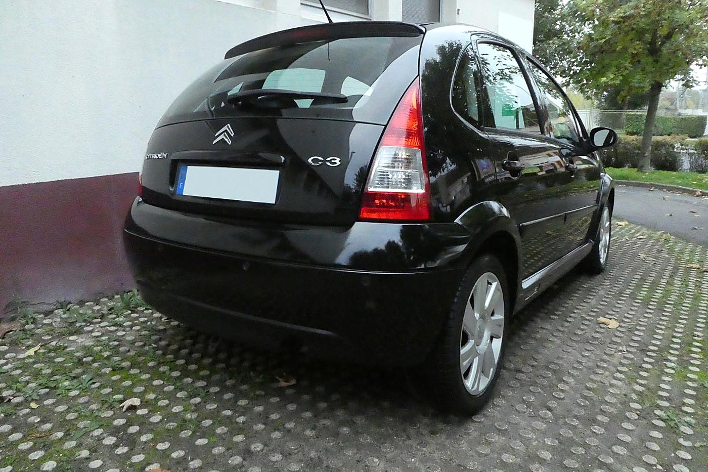 Citroën C3 noire de trois quarts arrière