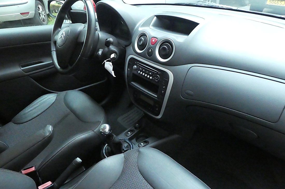 Poste de conduite Citroën C3 : planche de bord, levier de vitesses