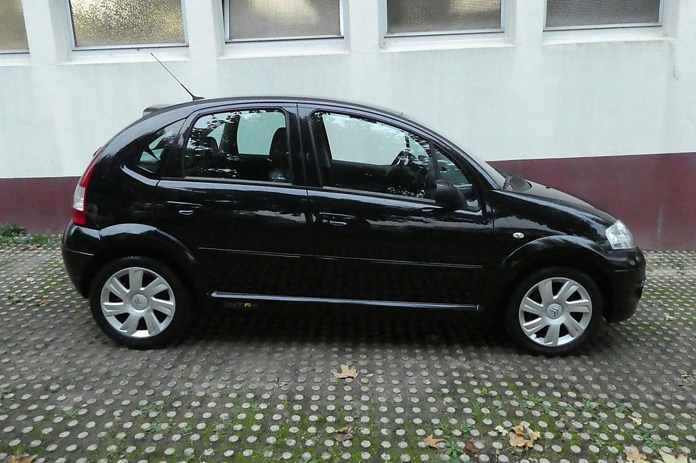 Citroën C3 noire de profil, silhouette arrondie