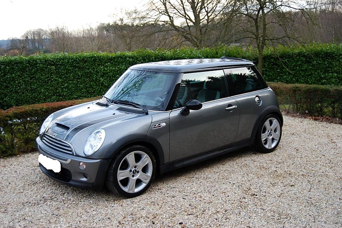 Mini Cooper S R53 grise de trois quarts avant, prise d'air sur le capot et jantes 16 pouces