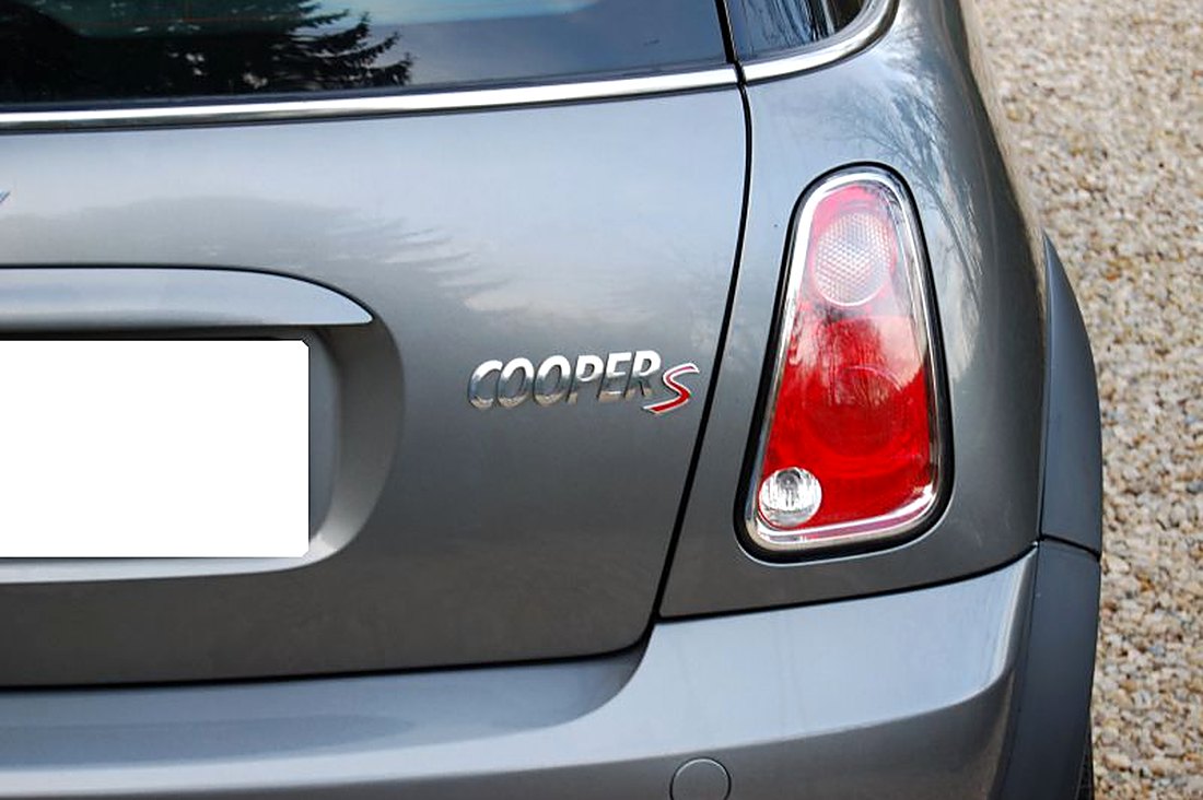 Monogramme Cooper S et feu arrière d'une Mini R53