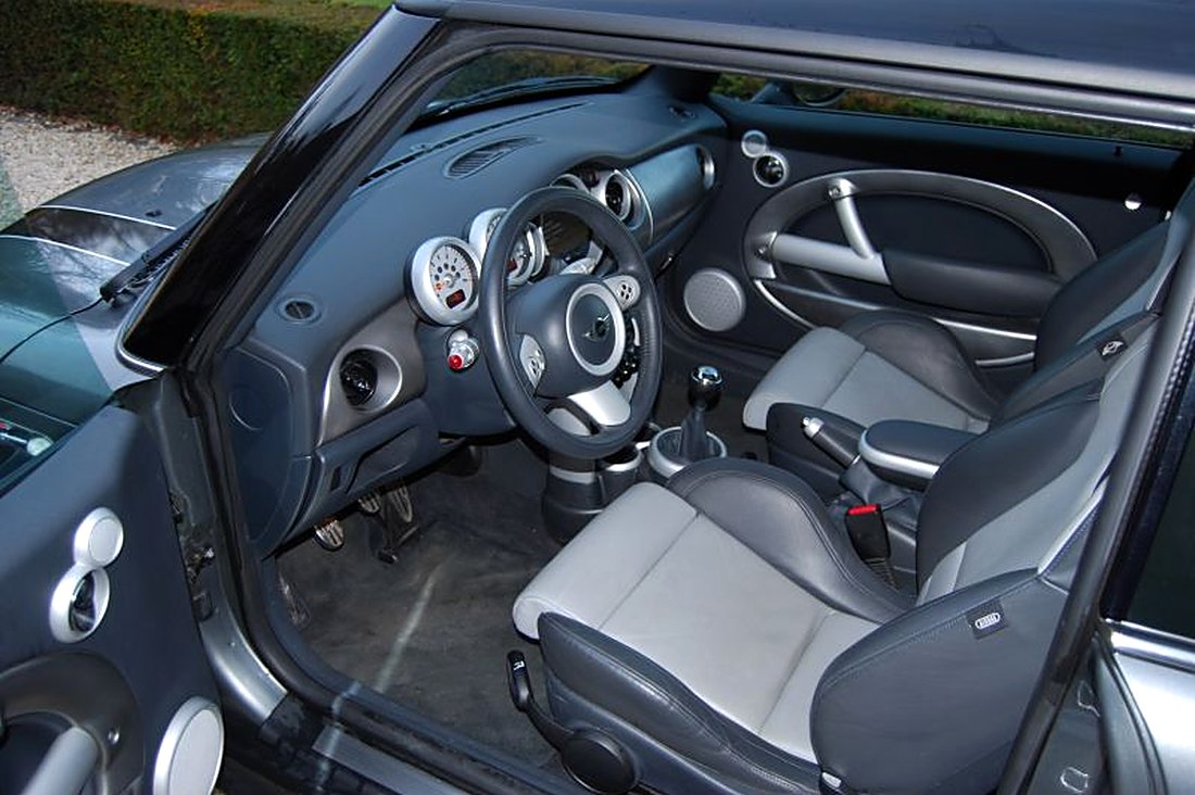 Intérieur Mini Cooper S R53 : compteur central, sièges sport bicolores