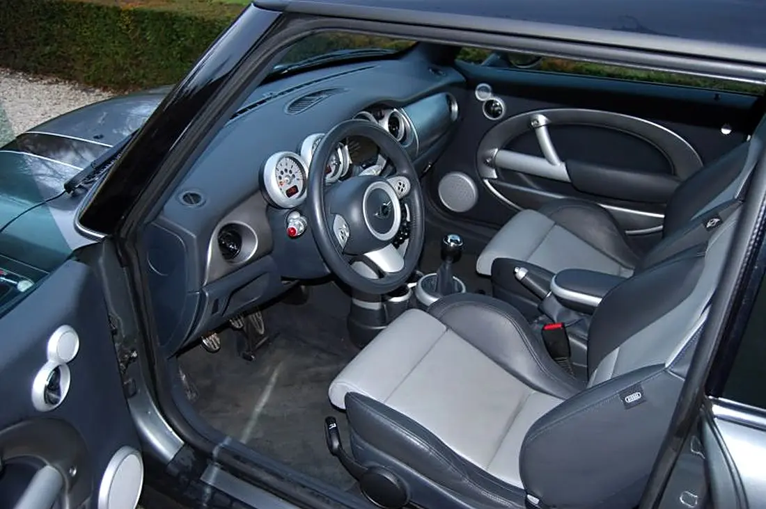 Intérieur Mini Cooper S R53 : compteur central, sièges sport bicolores
