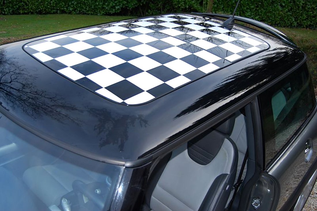 Toit à damier noir et blanc d'une Mini Cooper S R53