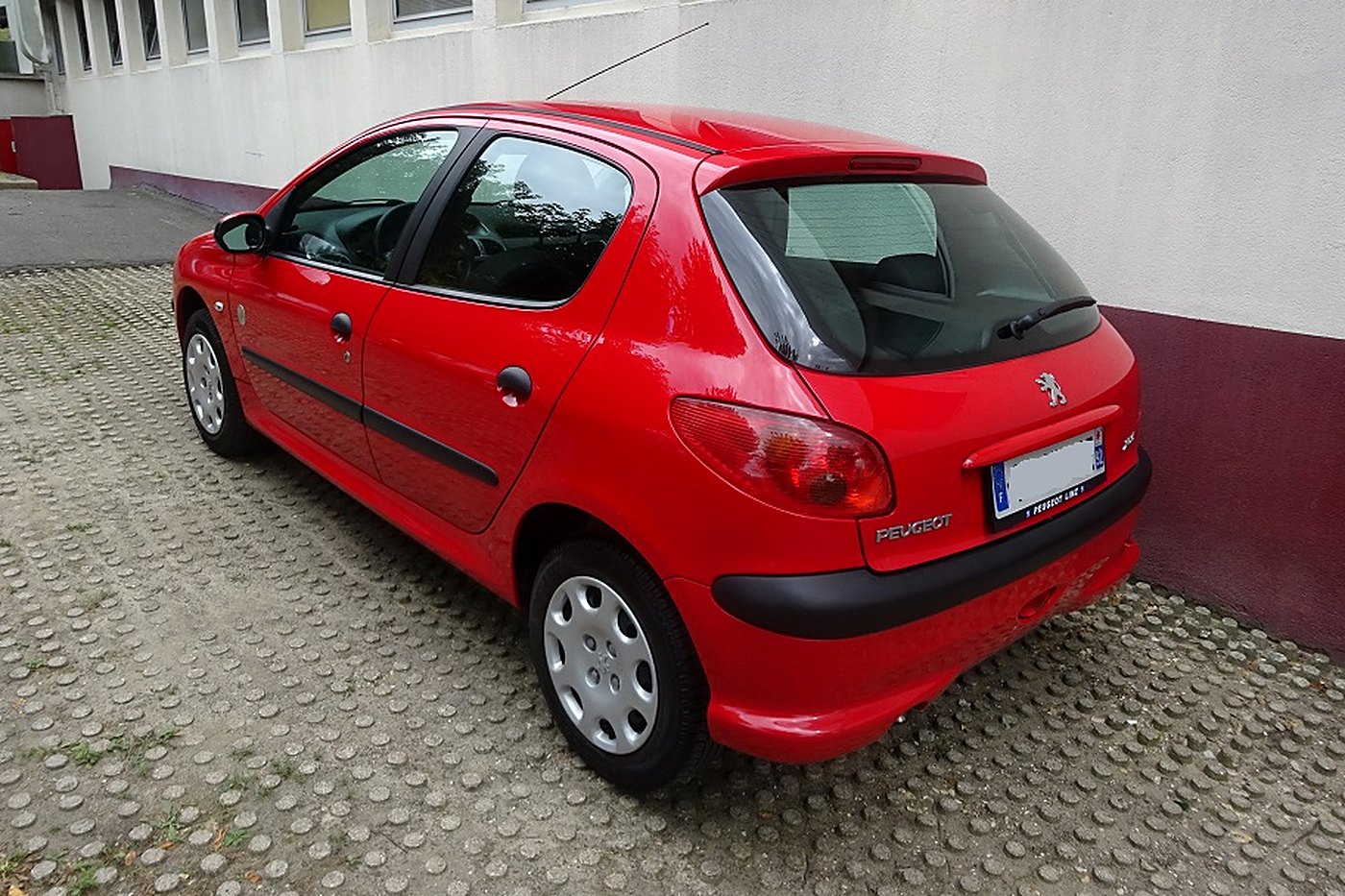 Peugeot 206 rouge 5 portes de trois quarts arrière