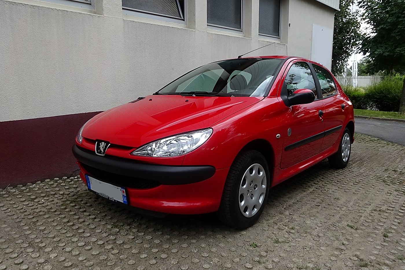 Peugeot 206 rouge 5 portes de trois quarts avant