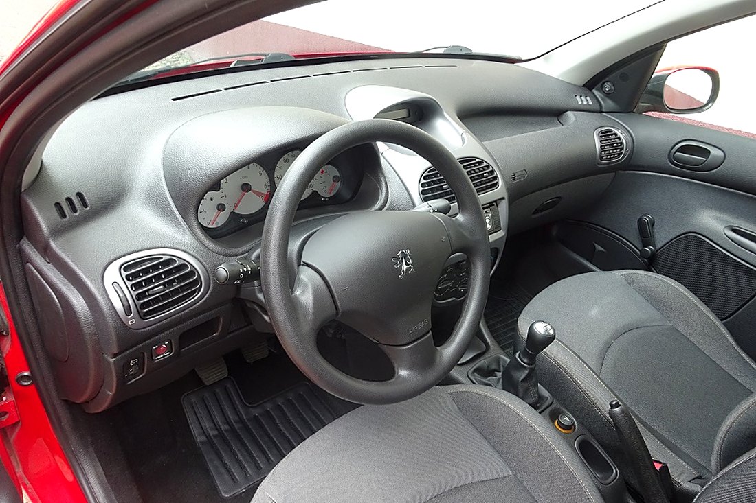 Poste de conduite Peugeot 206 : volant, compteurs, sièges tissu