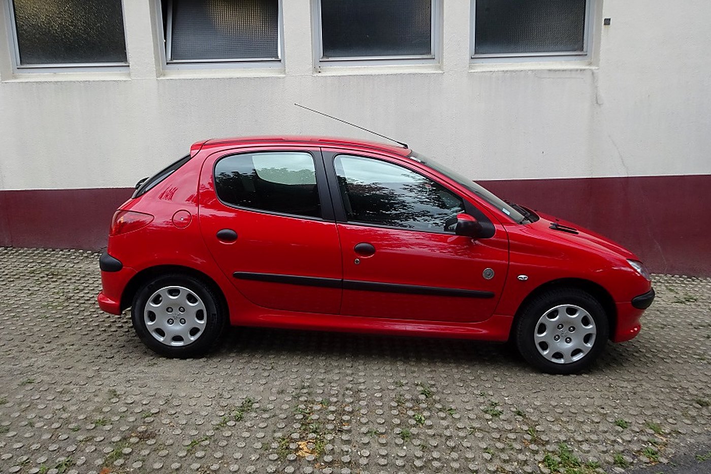 Peugeot 206 rouge 5 portes de profil